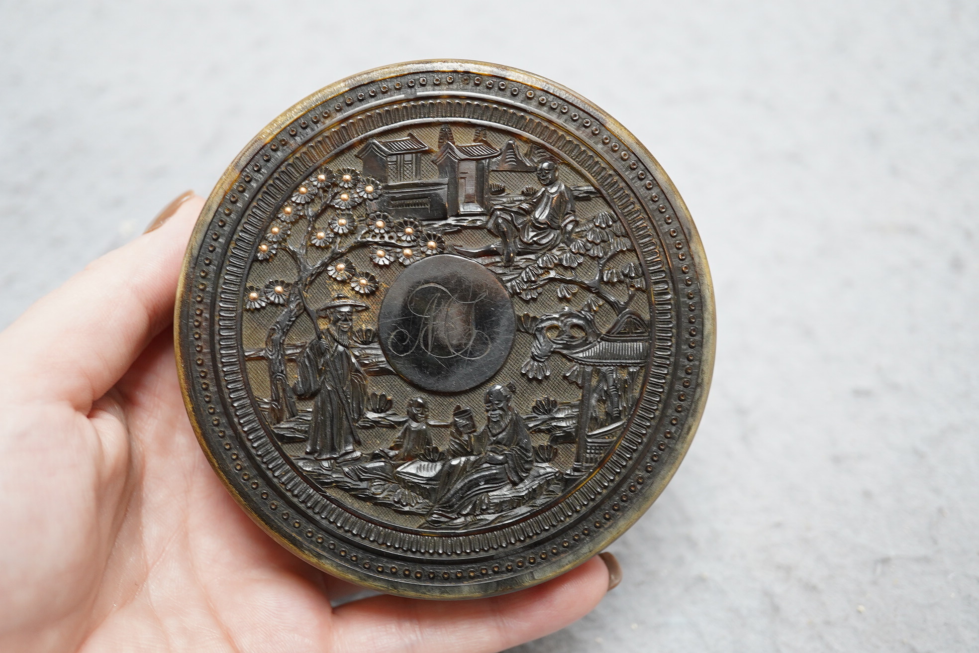 A Chinese tortoiseshell circular snuff box with gold piqué work cover, early 19th century